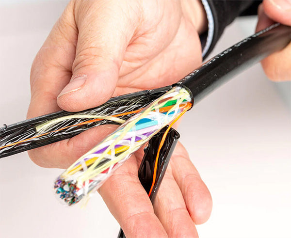 Secure handling of a cable with multiple wires using the kit's equipment